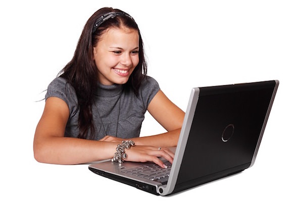 パソコンを見ている女性